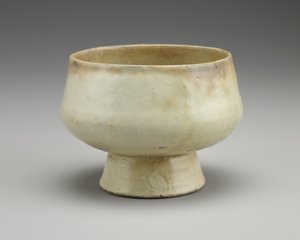 Tigela com pé alto, segunda metade do século 16 (grés com deslizamento branco mergulhado sob esmalte transparente) de Korean School
