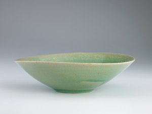 Tigela com decoração incrustada de peixes emparelhados, segunda metade do século 12 (grés com incrustações brancas sob esmalte celadon) de Korean School