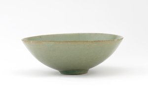 Tigela com desenho moldado de peixe entre as ondas, meados do século 12 (grés com vidrado de celadon) de Korean School