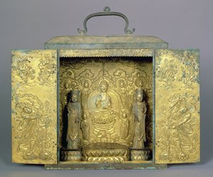 Santuário Budista portátil com dois Bodissatvas de pé, uma tríade budista e figura guardiã, dinastia Koryo (bronze dourado com decoração incisada e repousante) de Korean School
