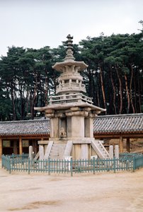 Tabo-tap (Pagoda de Prabhutaratna), parte do complexo do Templo de Pulkuk-sa, construído pela primeira vez em 528, expandido em 751 e reconstruído após um incêndio em 1612-59. de Korean School