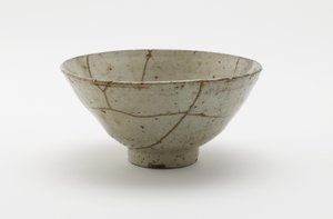 Tigela de chá (koraijawan), segunda metade do século 16 (porcelana com esmalte transparente azul claro, reparos em laca dourada) de Korean School