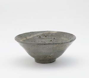 Taça para chá, tipo Totoya, província de Kyongsang Namdo, Coréia, período Choson, final do século XVI a início do século XVII (grés com decoração escorregadia sob esmalte feldspático) de Korean School
