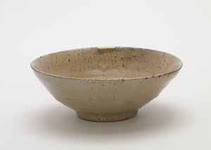 Tigela de chá, segunda metade do século 16 (grés, porcelana não vitrificada, com esmalte transparente, reparos em laca dourada) de Korean School