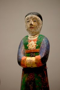 A figura decorativa de uma sepultura. Madeira talhada em policromia, período Joseon (Choson) tardio de Korean School