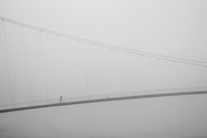 Passeio solitário numa ponte enevoada de Krunoslav Nevistic