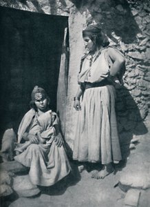 Mulheres Kabyle na porta de sua casa perto da costa do Mediterrâneo, Argélia, 1912. de Kuhn