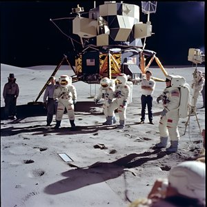 Grupo de pessoas com uma câmara de televisão para mostrar o projeto Apollo 11 1