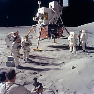 Grupo de pessoas com uma câmara de televisão para mostrar o projeto Apollo 11 2