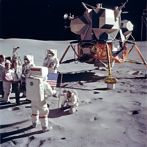 Grupo de pessoas com uma câmara de televisão para mostrar o projeto Apollo 11 3