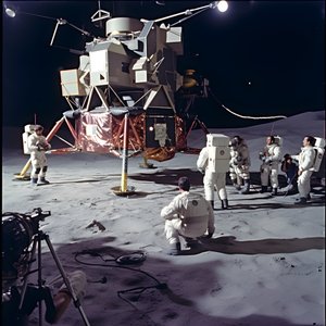 Grupo de pessoas com uma câmara de televisão para mostrar o projeto Apollo 11 4