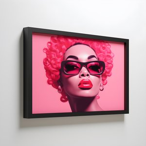 Obra de arte de uma mulher negra numa moldura de madeira cor-de-rosa, proclamando que ela é forte 1