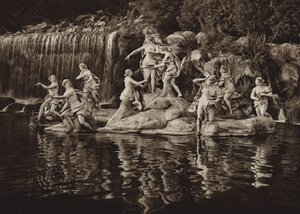 Itália: Caserta, Grupo de Diana, no parque (foto p/b) de Kurt Hielscher