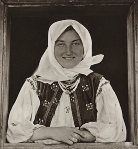 Roménia: Oncesti, Na janela (foto a p/b) de Kurt Hielscher