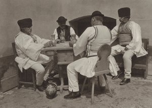 Romênia: Poiana-Sibiului, saboreando uma taça de vinho (foto p/b) de Kurt Hielscher