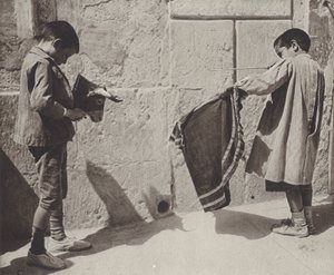 Espanha: Meninos brincando de tourada (foto p/b) de Kurt Hielscher