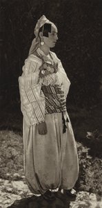Iugoslávia: Prizren, Mulheres em traje nacional (foto p/b)