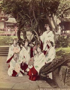 Miko, ou realizando em um templo dançando em Nara, c.1890