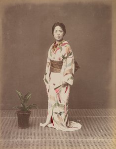 [Mulher com vaso de plantas]. de Kusakabe Kimbei
