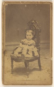 [Rapariga não identificada, sentada] de L. D. Campbell