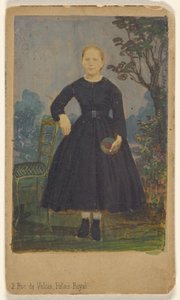 [Jovem mulher não identificada de pé, a segurar uma bola]. de L. Laporte