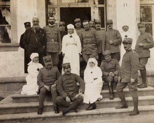 Álbum da Primeira Guerra Mundial em Friuli-Venezia Giulia: retrato de grupo com oficiais e enfermeiras da Cruz Vermelha durante a visita dos Cavaleiros de Malta a Villa Brazzà, lar de 17 do Hospital de guerra em Soleschiano Manzano, 25/11/1915 (foto a p/b) de L. Verdiani
