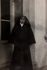 Álbum da Primeira Guerra Mundial em Friuli-Venezia Giulia: retrato da enfermeira da Cruz Vermelha Elena Bianconcini em Villa Brazzà, casa de 17 do Hospital de guerra em Soleschiano Manzano (foto a p/b) de L. Verdiani