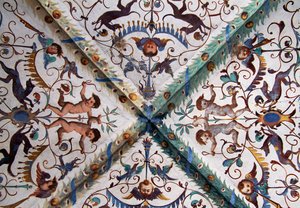 Frescos com anjos e motivos florais, de Antonio Longo, Igreja da Assunção, Cavalese, Trentino-Alto Adige, Itália