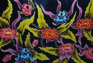 Tecido Sarong decorado com motivos florais, ilha de Moorea, Ilhas da Sociedade, Polinésia Francesa (território ultramarino da República Francesa), detalhe de Amadeo (after) Modigliani