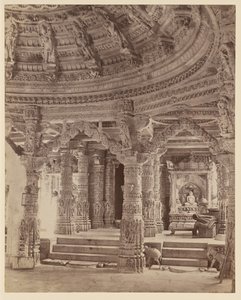 Interior do Templo de Delwara mostrando os pilares e a cúpula do telhado, Monte Abu