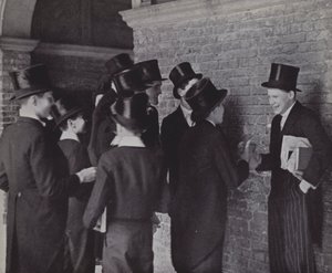 Eton boys, mexericos (foto a p/b) de Laszlo Moholy Nagy
