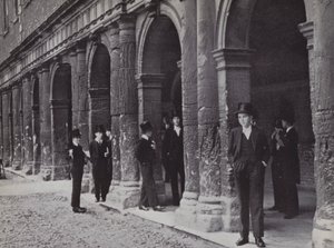 Fora de Chambers, Eton, à espera que os mestres saiam (foto a p/b) de Laszlo Moholy Nagy