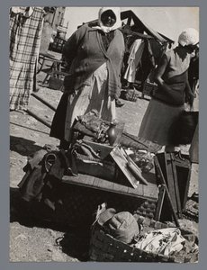 Mercado de pulgas em Turku, Finlândia Marktweiß em Åbo (Turku) Finlândia (título no objeto) de Laszlo Moholy Nagy