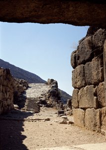 Vista da viela da Porta dos Leões: local da antiga cidade de Micenas, no Peloponeso (1500-1100 a.C.) Grécia