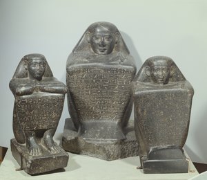 Bloquear estátuas de Akhamenru, Harwa e Amenemonet, dinastia 25-26 (diorito)