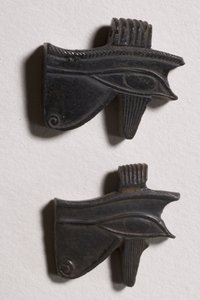 Dois amuletos do olho do wedjat (obsidiana)