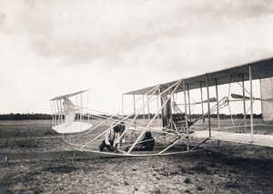 Leon Bollee trabalhando no avião dos irmãos Wright ", c.1909 de Leon Bollee