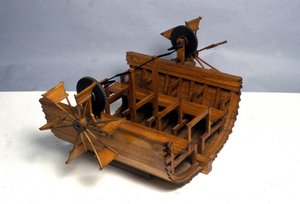 Um barco de propulsão com rodas. Modelo do desenho de Leonardo da Vinci (Leonardo da Vinci). Museu de Ciência e Tecnologia, Milão.