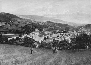 Llangollen e castelo do corvo, c1896 de Lettsome and Sons