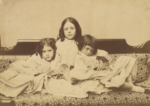 Edith, Ina e Alice Liddell num Sofá, Verão de 1858.