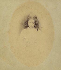 Edith Liddell sentada ao lado de um vaso de dedaleiras, 1860. de Lewis Carroll