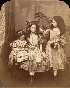 Flora Rankin, Irene MacDonald e Mary Josephine MacDonald em Elm Lodge, julho de 1863. de Lewis Carroll