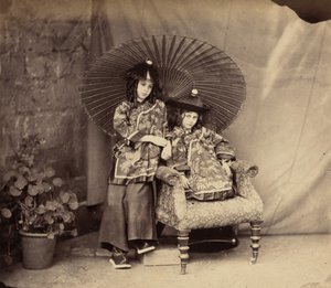 Lorina e Alice Liddell em trajes chineses, 1860.