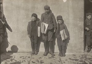 John Pento, 14 anos, Daniel e Angelo Pento, 7 anos, vendendo jornais, Hartford, Connecticut