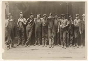 Um grupo de jovens a trabalhar numa fábrica de conservas em Indianápolis, Indiana