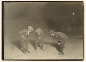 Um jogo de merda à meia-noite. de Lewis W. Hine