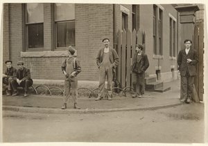 [Grupo de homens e rapazes reunidos no exterior]. de Lewis W. Hine