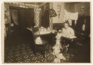 [Trabalho doméstico (Mulher na máquina de costura)]