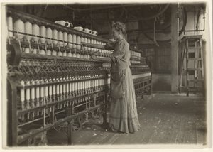 Numa fábrica de têxteis à moda antiga (fiação).