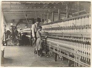 [Homem com rapariga na máquina de fiar, fábrica de algodão da Carolina do Sul] de Lewis W. Hine
